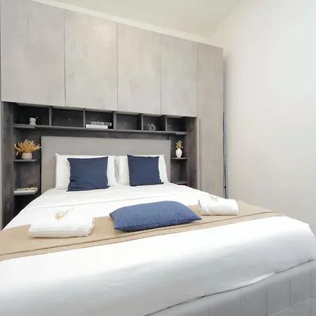 Francesco's Flat By Domus&dimore